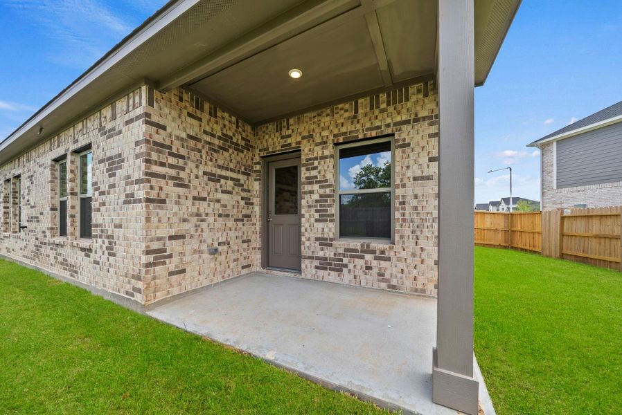 Exterior details and patio area of a home in Laurel Landing, Alvin (Image 4).