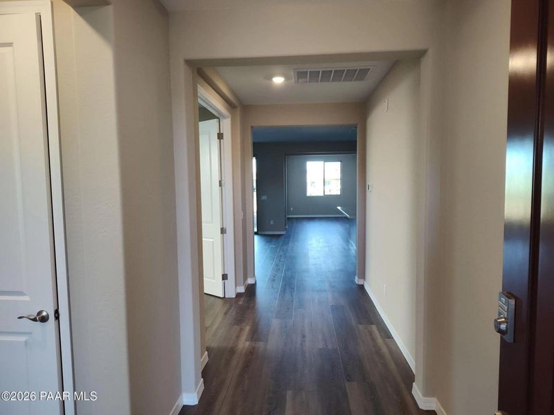 Spacious, unfurnished interior of a new home in North Ridge at Pronghorn Ranch, Prescott Valley (Image 7).