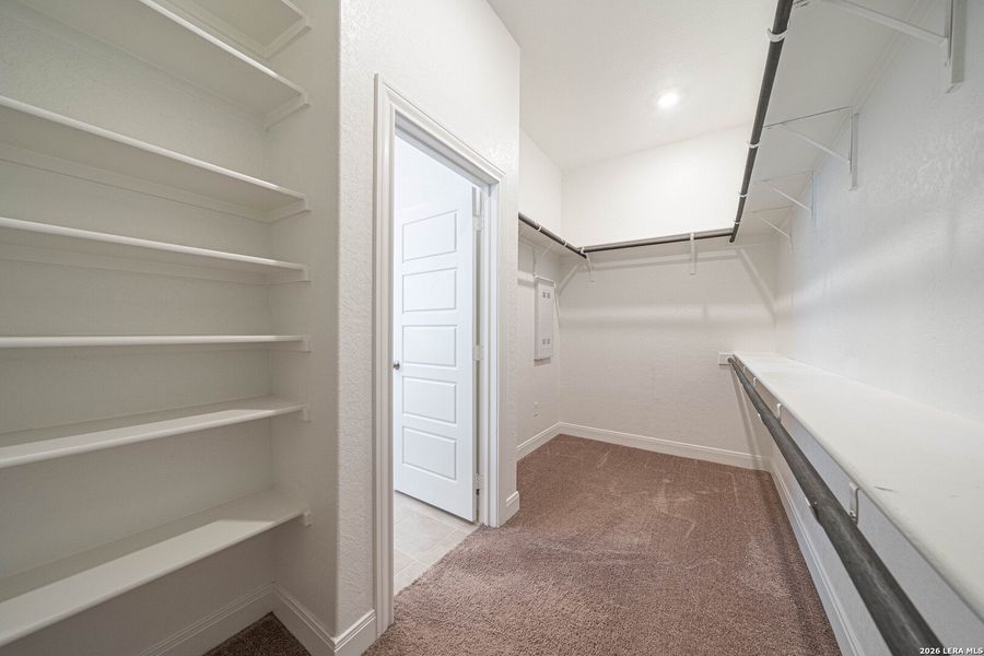 Spacious, unfurnished interior of a new home in Ladera - Laurel Hollow 60', San Antonio (Image 21).