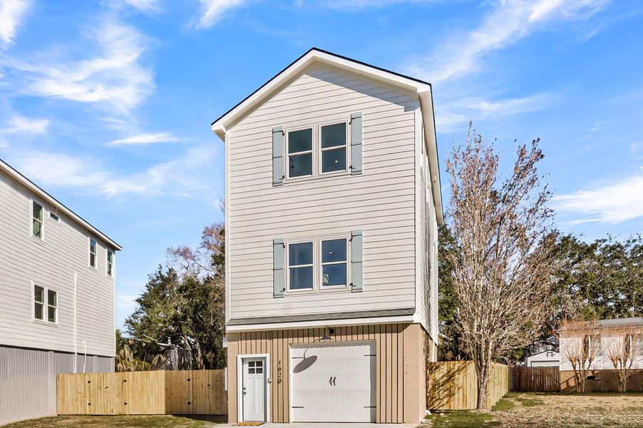 Exterior details and patio area of a home in , Charleston (Image 4).