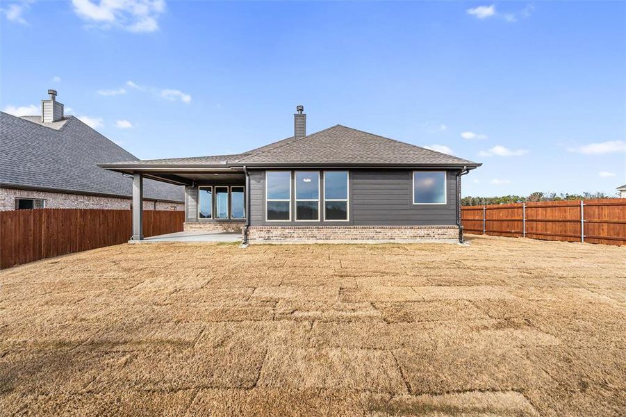 Exterior details and patio area of a home in Waterford Park, Weatherford (Image 20).