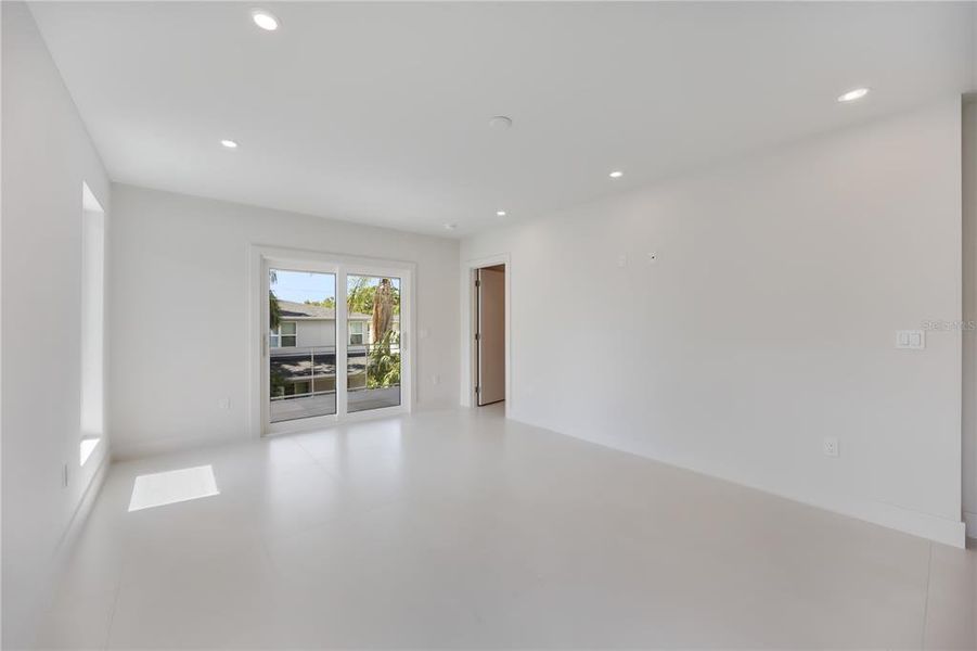 Spacious, unfurnished interior of a new home in , Sarasota (Image 79).
