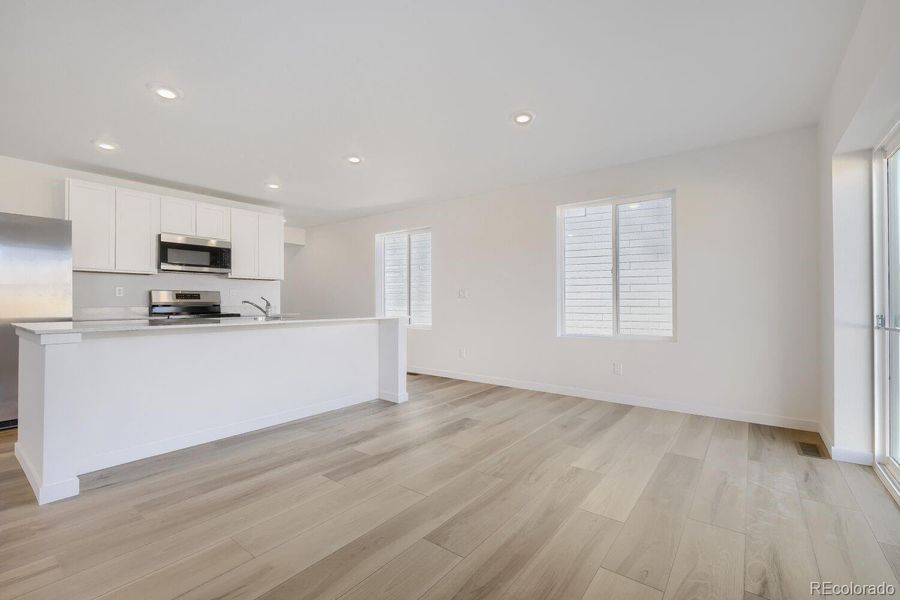 Spacious, unfurnished interior of a new home in Copper Chase, Colorado Springs (Image 9).