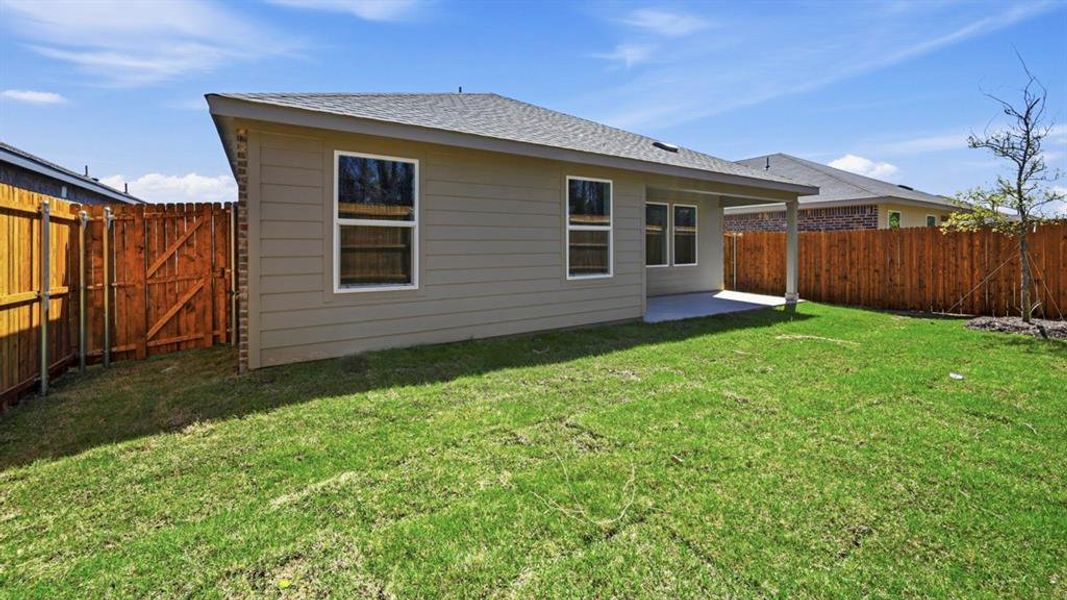 Exterior details and patio area of a home in Sweetwater Springs, Sherman (Image 12).