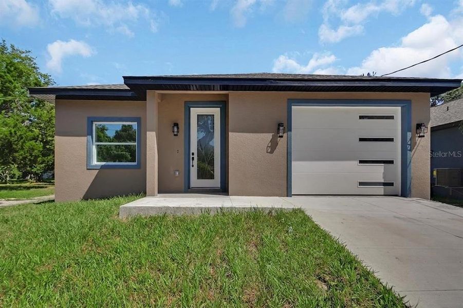 Exterior details and patio area of a home in , Daytona Beach (Image 3).