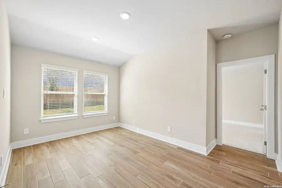 Spacious, unfurnished interior of a new home in Comanche Ridge, San Antonio (Image 24).
