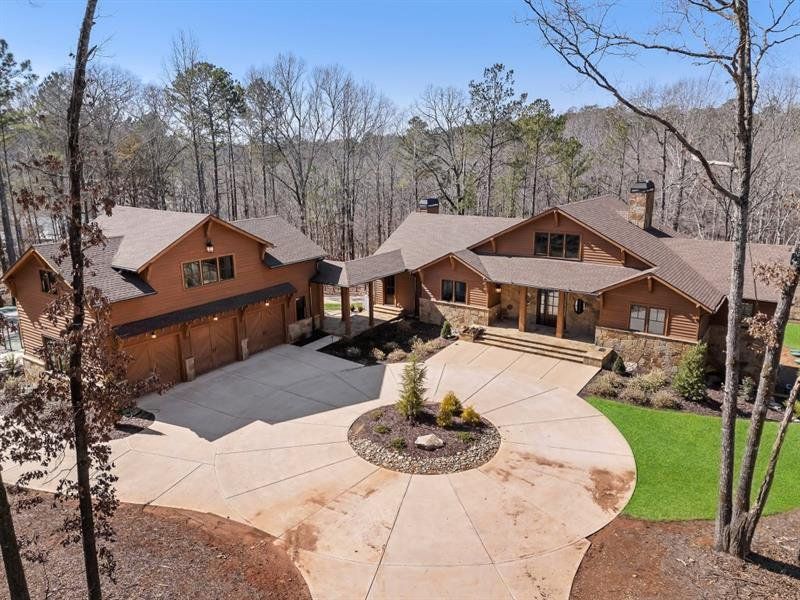 Image 82 of a home in .