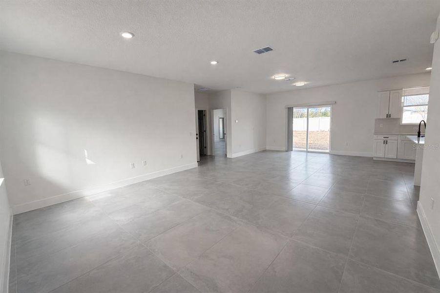 Spacious, unfurnished interior of a new home in , Ocala (Image 14).