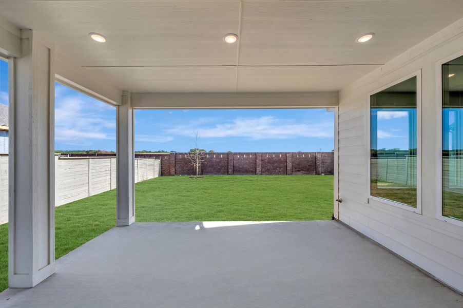 Exterior details and patio area of a home in Landmark, Denton (Image 3).