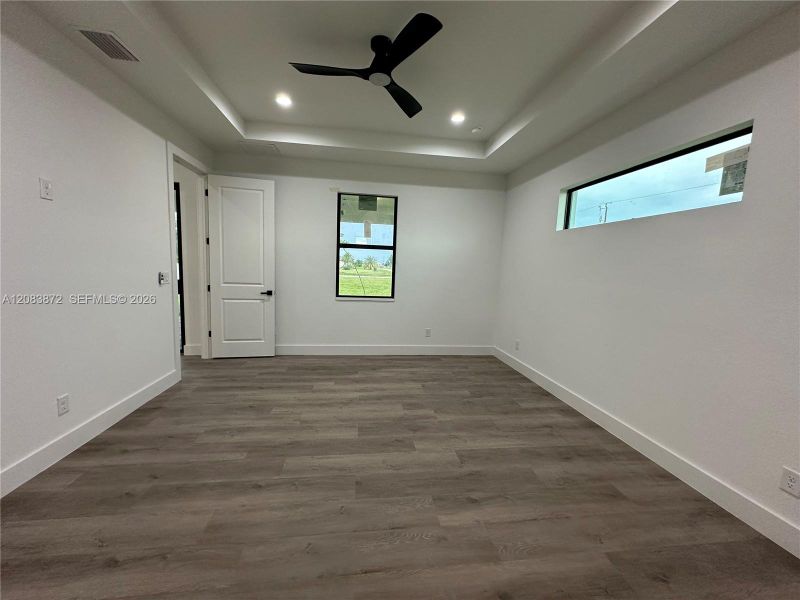 Spacious, unfurnished interior of a new home in , Cape Coral (Image 16).
