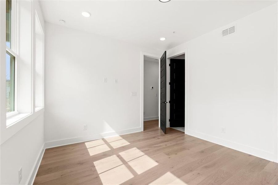 Spacious, unfurnished interior of a new home in , Alpharetta (Image 46).