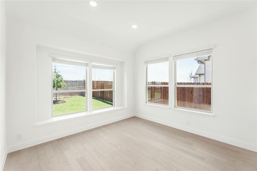 Spacious, unfurnished interior of a new home in Chaparral Park, Oak Point (Image 30).