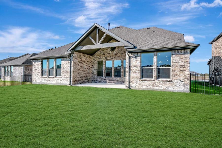 Exterior details and patio area of a home in Heath Golf & Yacht Estates, Heath (Image 3).