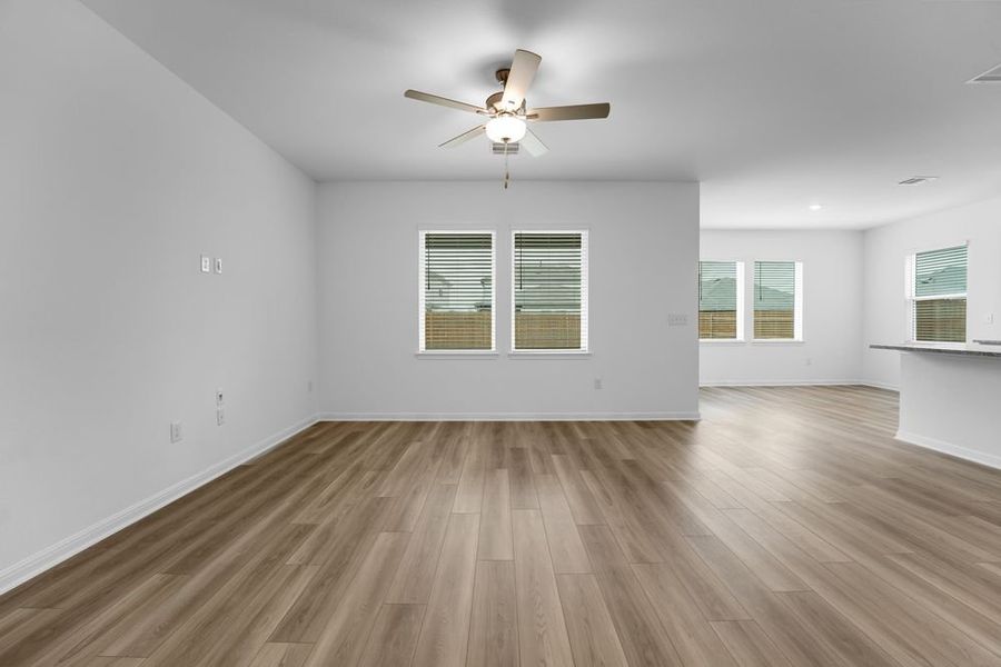 Spacious, unfurnished interior of a new home in Longview, Del Valle (Image 9).