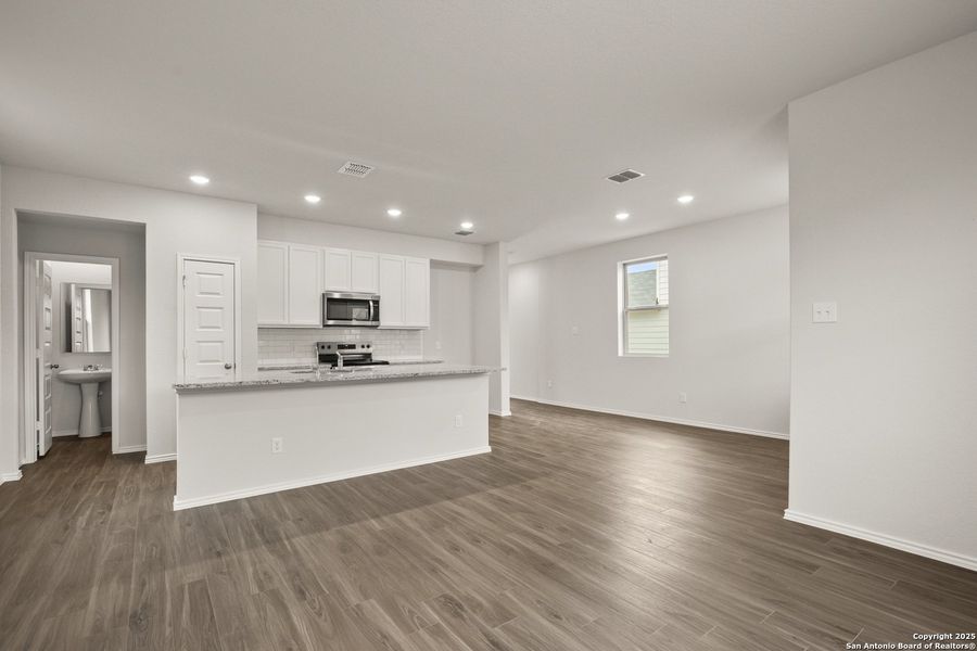 Spacious, unfurnished interior of a new home in Somerset Trails, San Antonio (Image 15). Spacious, unfurnished interior of a new home in Somerset Trails, San Antonio (Image 15).