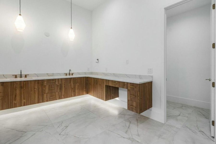 MASTER MAIN LEVEL ENSUITE AND WALK IN MASTER MAIN LEVEL ENSUITE AND WALK IN