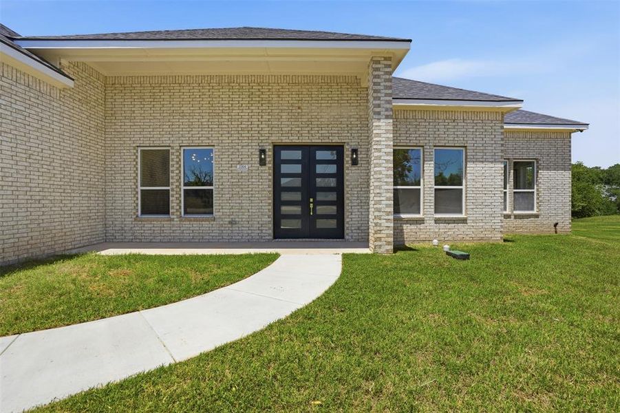 Exterior details and patio area of a home in Pecan Plantation, Granbury (Image 3).