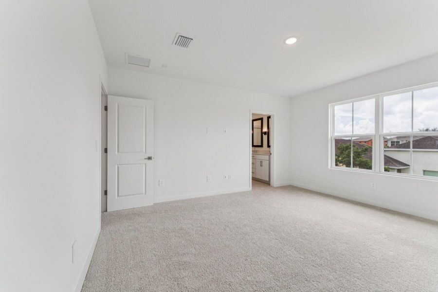 Spacious, unfurnished interior of a new home in , Fort Pierce (Image 25).