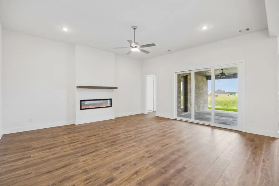 Spacious, unfurnished interior of a new home in Lakeway Estates, Waxahachie (Image 19).