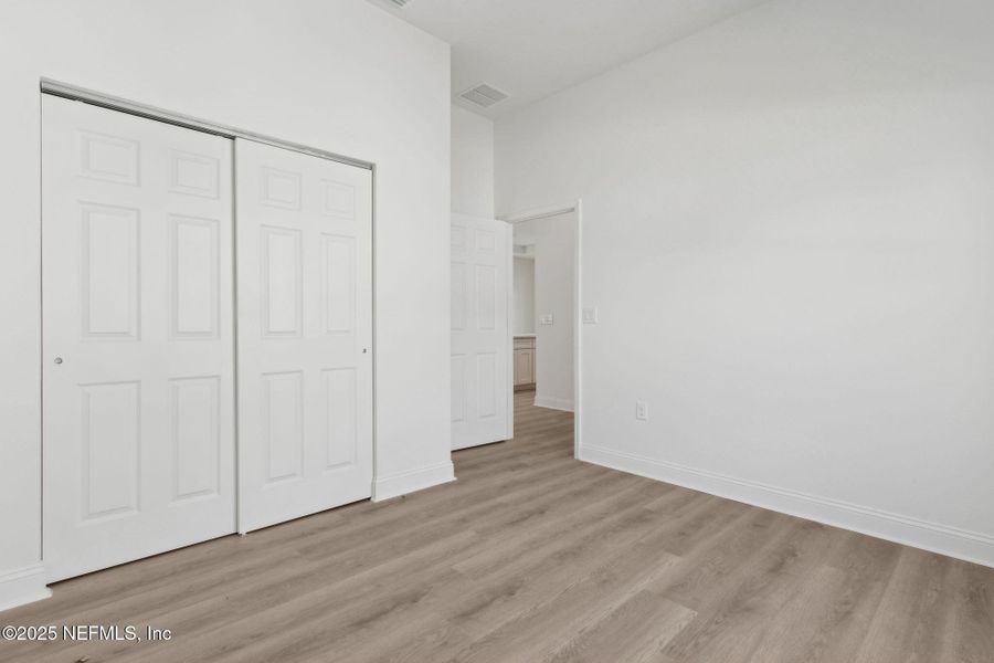 Spacious, unfurnished interior of a new home in , Middleburg (Image 36).