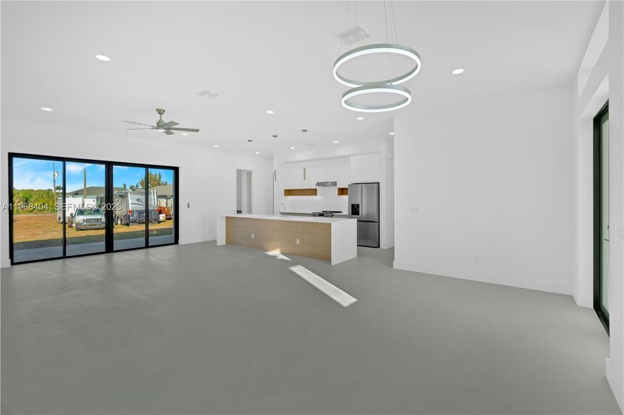 Spacious, unfurnished interior of a new home in , Port Charlotte (Image 18).