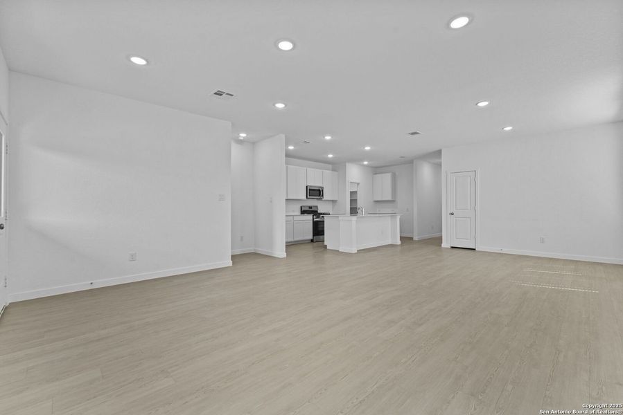 Spacious, unfurnished interior of a new home in Parkside: Coastline Collection, New Braunfels (Image 20).