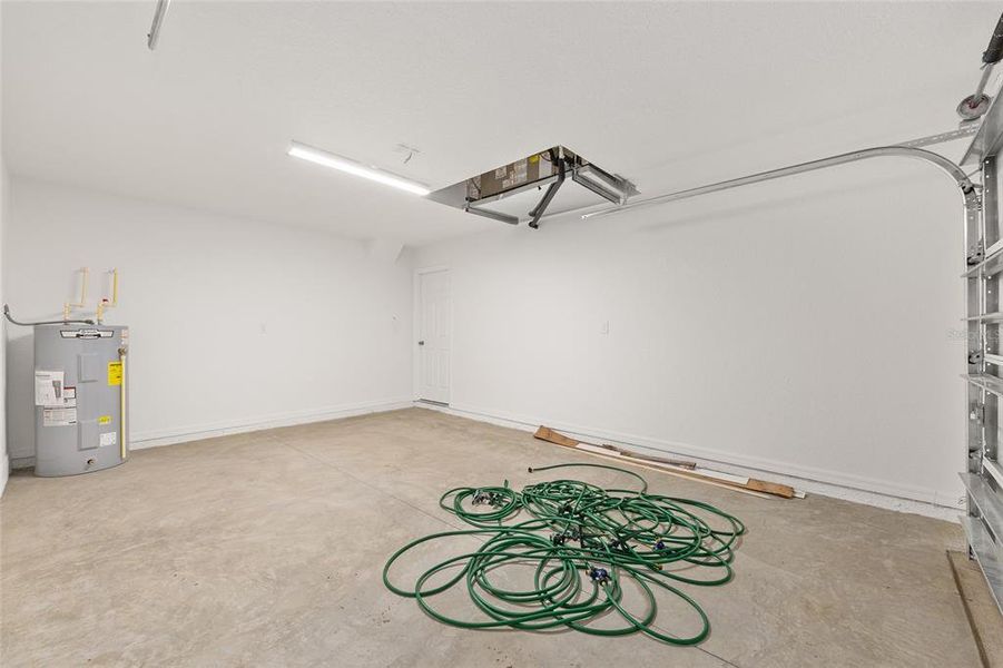Spacious, unfurnished interior of a new home in , Ocala (Image 24).