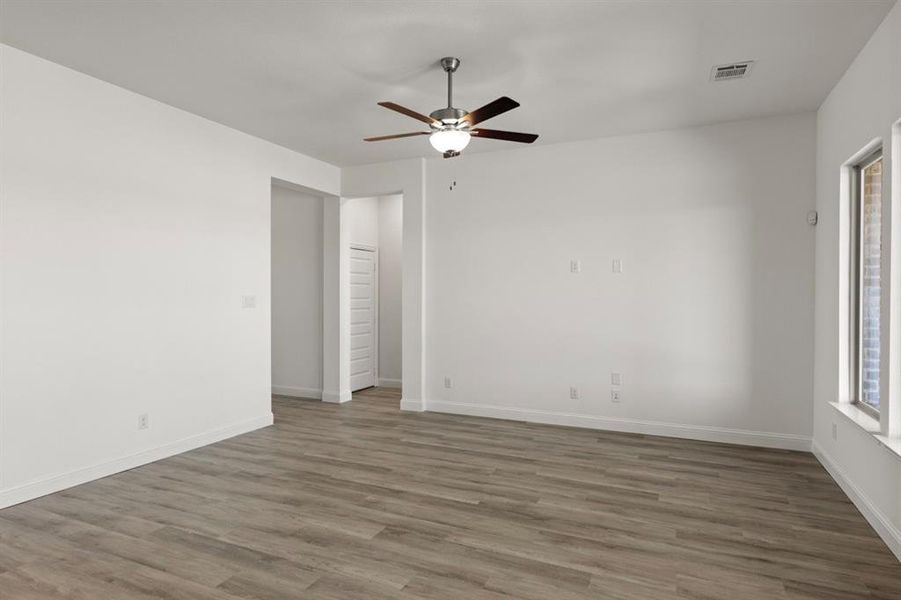 9_10. 541 San Angelo - Family (3) Large