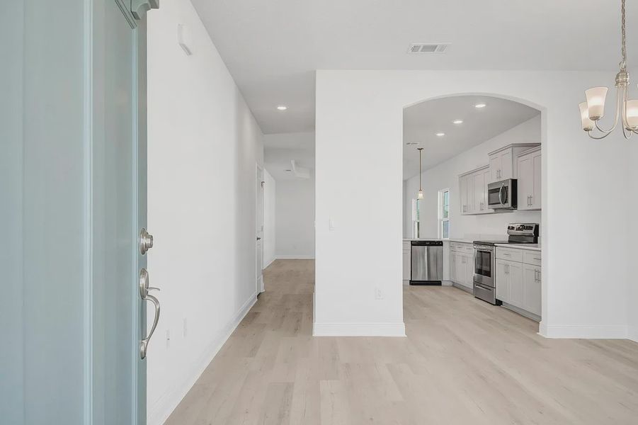 Spacious, unfurnished interior of a new home in The Bluffs at Lafayette, Freeport (Image 10).