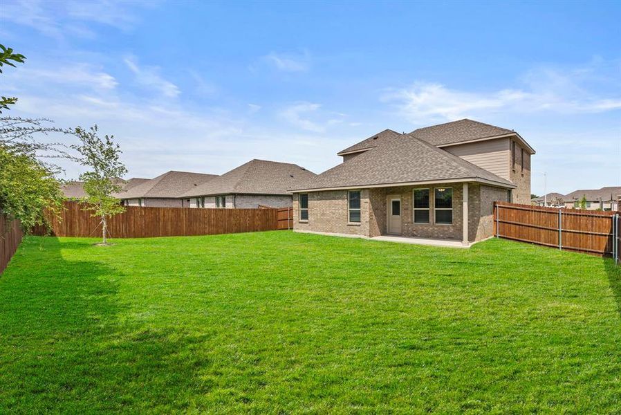 Exterior details and patio area of a home in Saratoga, Granbury (Image 17).