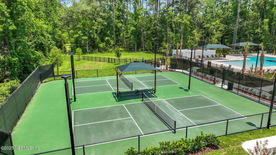 Community amenities in Jennings Farm, Middleburg (Image 6).