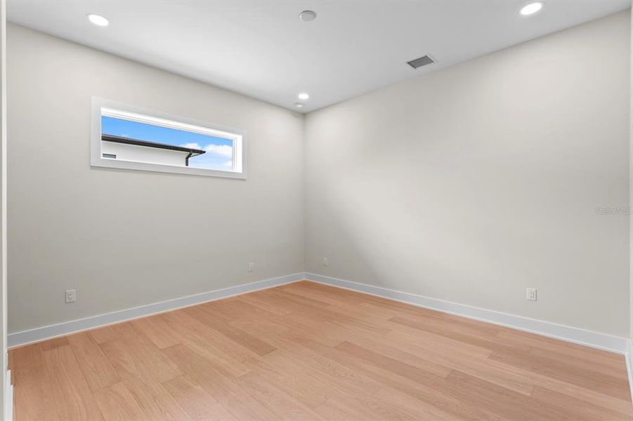 Spacious, unfurnished interior of a new home in , Tampa (Image 23).