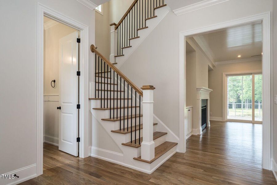 005-1280x960-entry-foyer-view