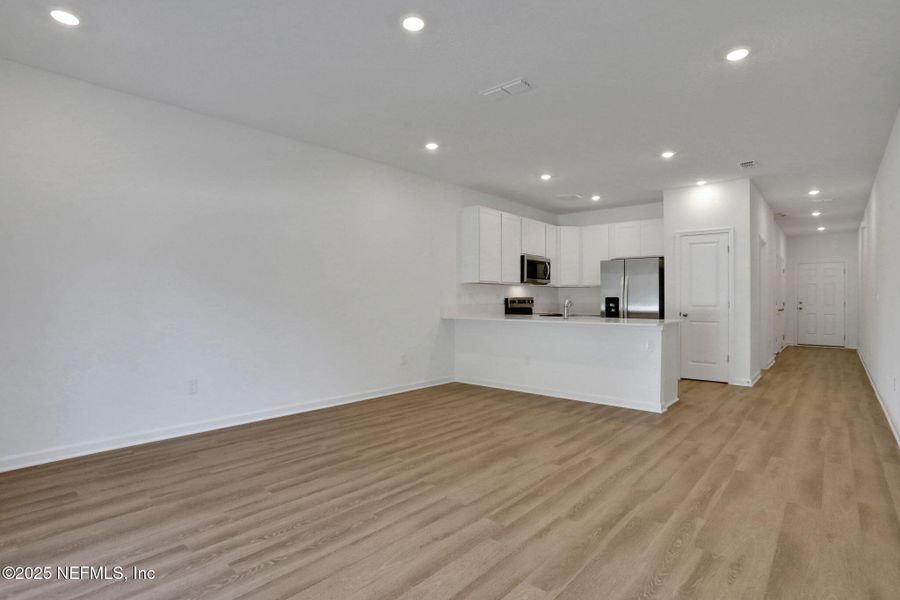 Spacious, unfurnished interior of a new home in , Jacksonville (Image 17).