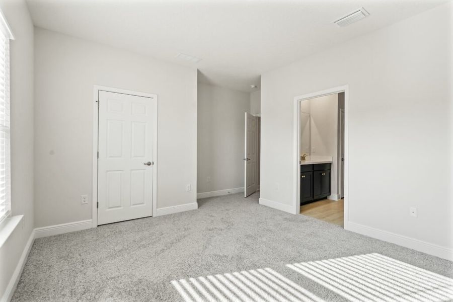 Spacious, unfurnished interior of a new home in Windswept Estates, Freeport (Image 28).