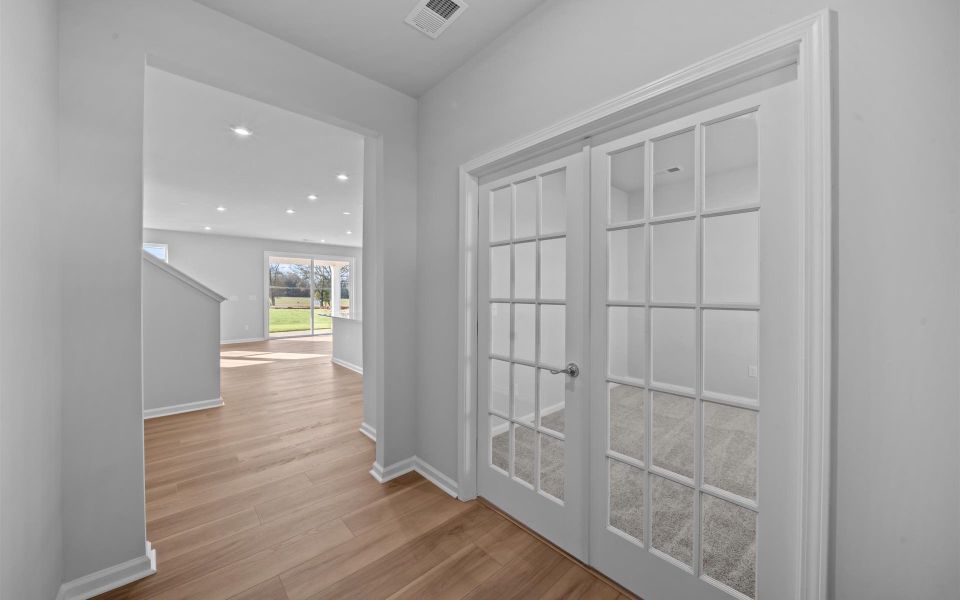 Spacious, unfurnished interior of a new home in Fox Hollow, Spartanburg (Image 15).