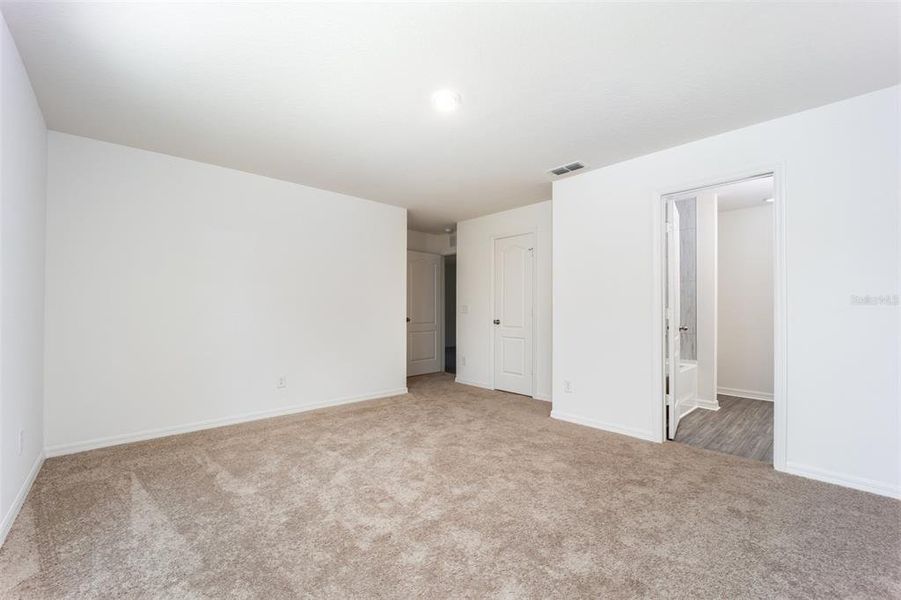 Spacious, unfurnished interior of a new home in Gum Lake Preserve, Lake Alfred (Image 13).