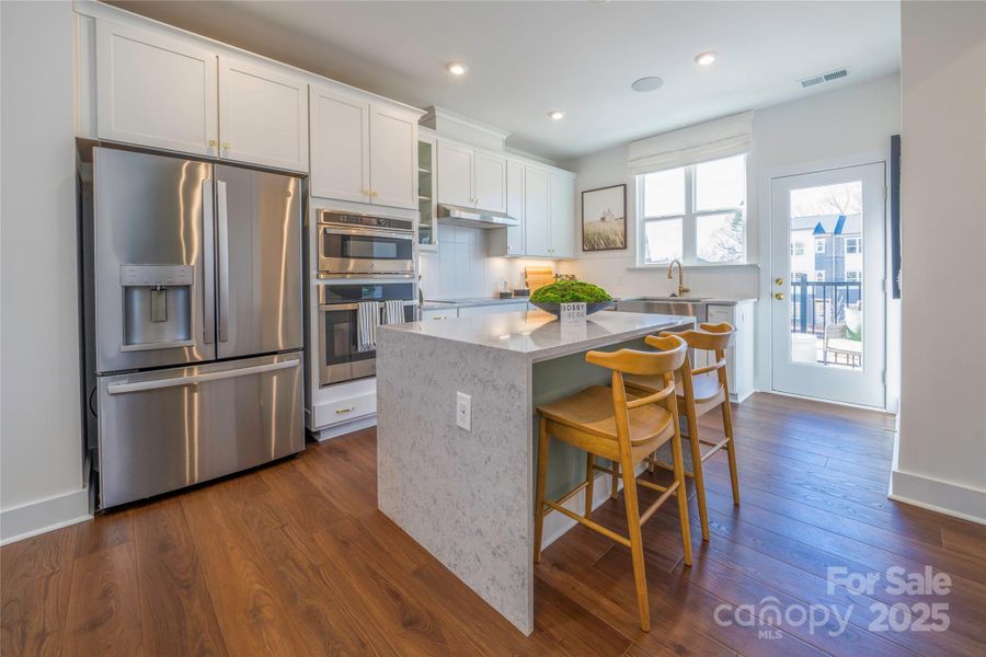 Gourmet Kitchen with Premium Finishes Gourmet Kitchen with Premium Finishes