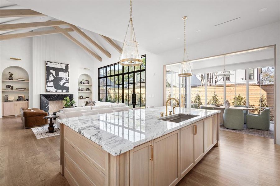 A perfect balance of elegance and functionality, the chef’s kitchen showcases Marie Flanigan Reese pendants delicately hung above a sprawling Arabescato Corchia marble island with breakfast bar seating, ideal for entertaining. Custom cabinetry with Emtek Riviera satin brass hardware provides ample storage, while premium Sub-Zero and Wolf appliances elevate the cooking experience.