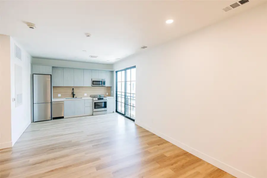 Spacious, unfurnished interior of a new home in Congress Lofts Saint Elmo, Austin (Image 6).