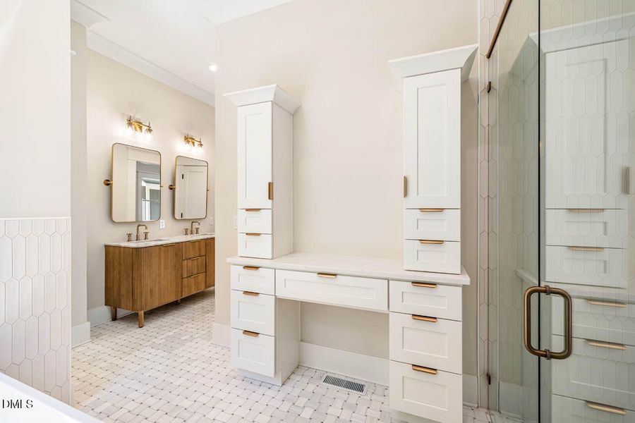Primary BA dressing table and vanity