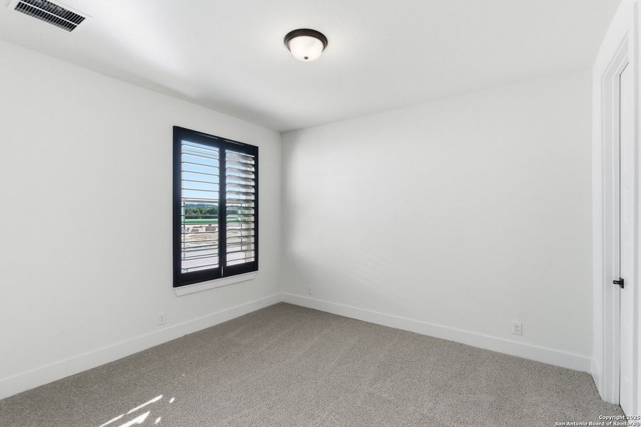 Spacious, unfurnished interior of a new home in Caliza Reserve, Boerne (Image 22).