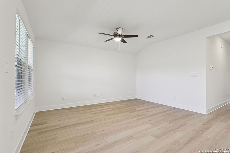 Spacious, unfurnished interior of a new home in Comanche Ridge, San Antonio (Image 34).
