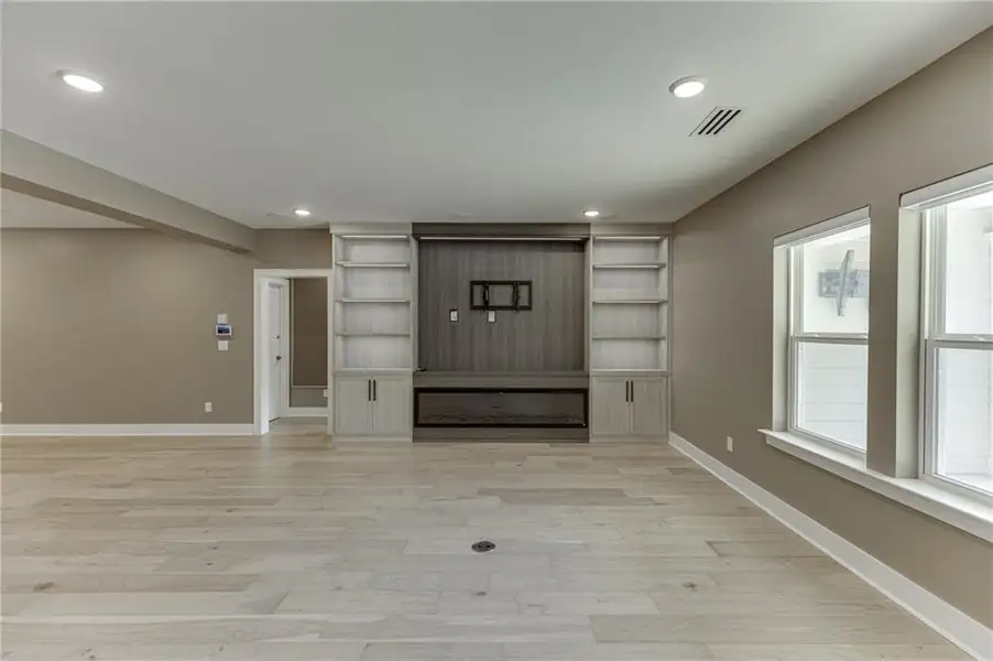Spacious, unfurnished interior of a new home in The Retreat at Sterling on the Lake 48', Flowery Branch (Image 22).