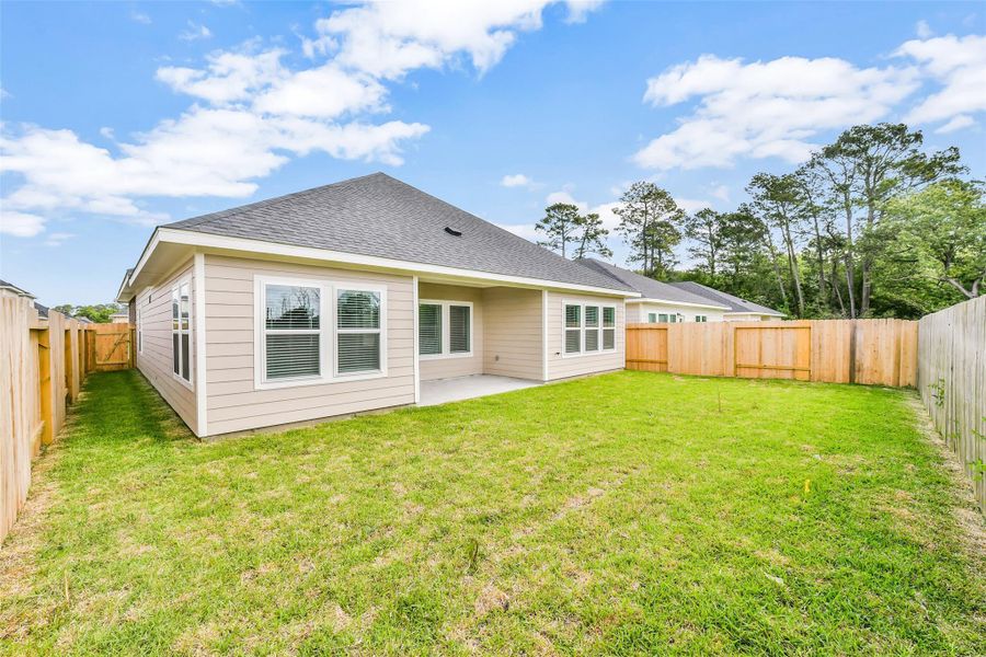 Exterior details and patio area of a home in King Oaks Village, Baytown (Image 16).