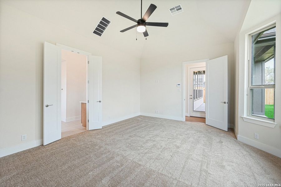 Spacious, unfurnished interior of a new home in Mont Blanc, Schertz (Image 20).