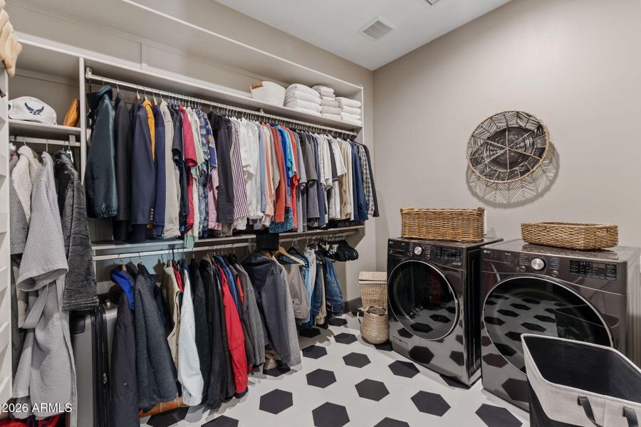 32-Primary Closet (2)