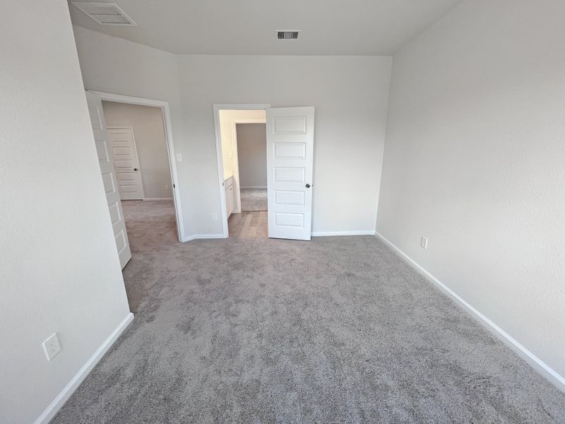 Representative unfurnished interior of a home built from the The Georgetown II by Smith Douglas Homes in Oak Hills Montgomery North, Montgomery (Image 26).