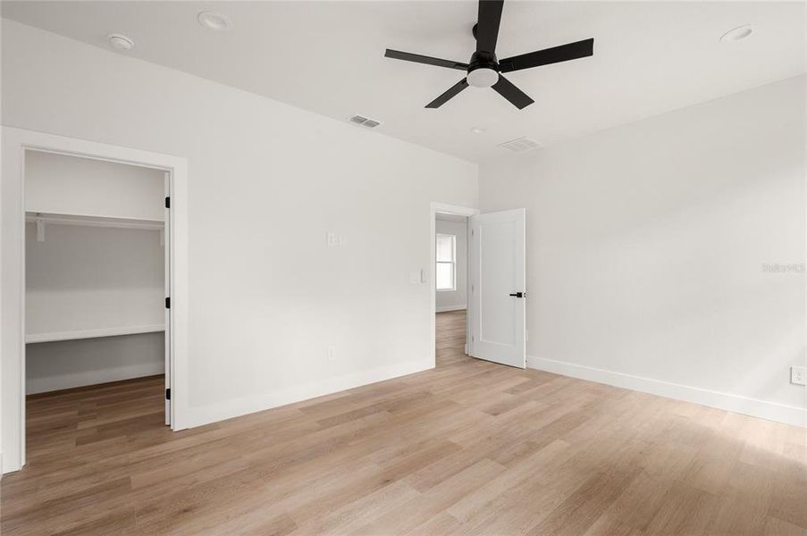 Spacious, unfurnished interior of a new home in , Sebring (Image 12).