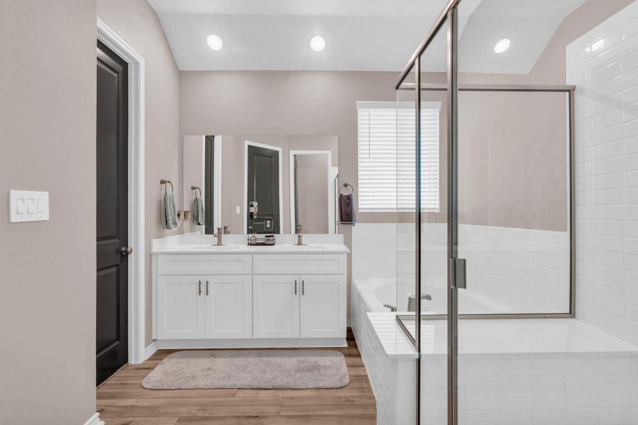 Another angle of the primary bath. Another angle of the primary bath.